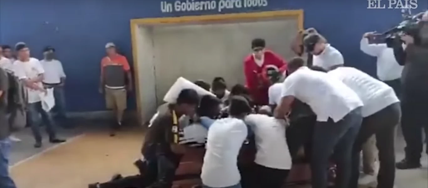 Viral ο αποχαιρετισμός των συμπαικτών 16χρονου Μεξικανού που δολοφονήθηκε από αστυνομικούς (βίντεο)